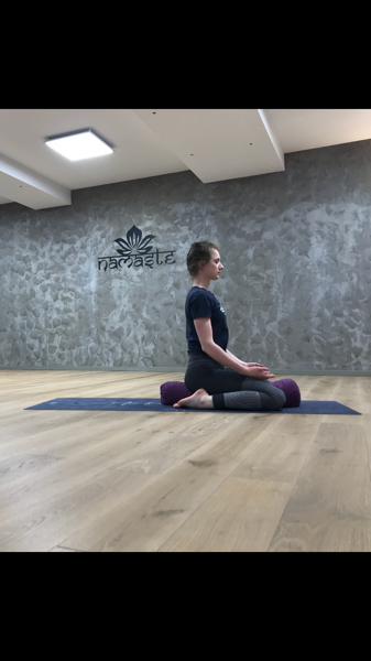 Pozice roznožení v sedě Upavišta konāsana