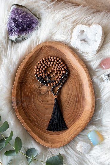 YOGGYS meditační mala - hematit a rudrakša