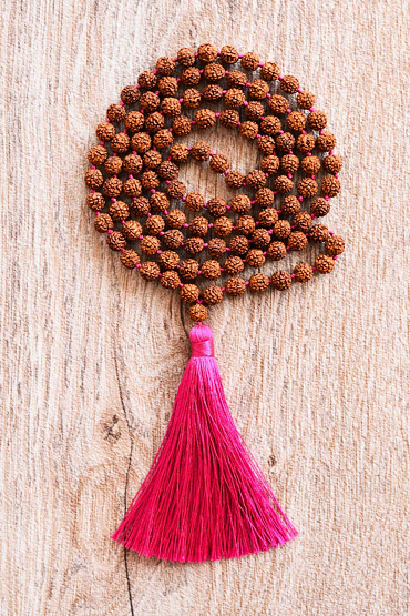 YOGGYS meditační mala - světlá rudraksha PINK