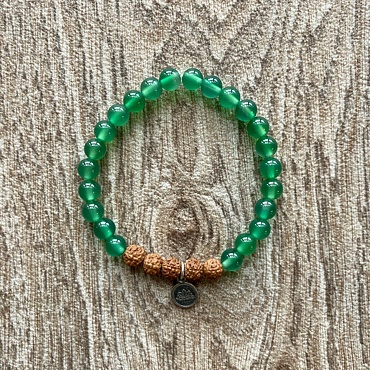 náramek se zeleným jadeitem a rudrakšou vyrobený s láskou na Bali