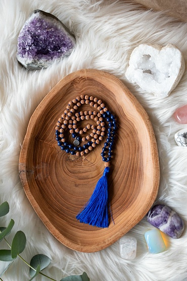 YOGGYS meditační mala - lazurit a rudrakša