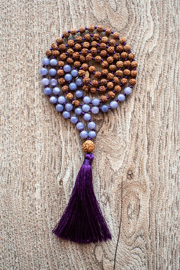 YOGGYS meditační mala - angelit a rudrakša PURPLE