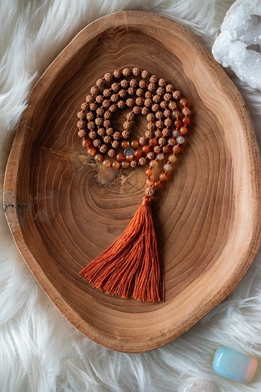 YOGGYS meditační mala - karneol a rudrakša