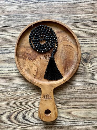 YOGGYS meditační mala - Hematit a Láva se stříbrným logem (Ag 925/1000)