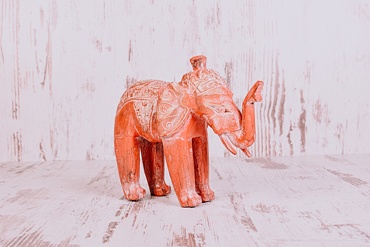 Dřevěný slon ORANŽOVÝ 20 cm