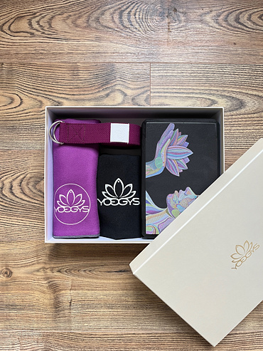 Dárkový set s jógovým blokem, páskem a ručníkem BLACK/PURPLE