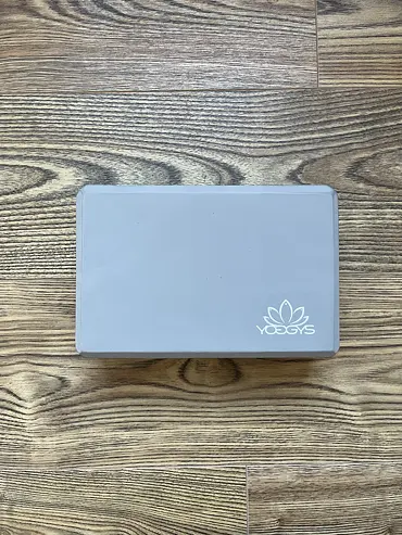 YOGGYS - designová jógová cihlička, šedá [YOGGYS]