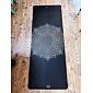 YOGGYS OUTLET [MANDALA SILVER] OMNIA neklouzavá podložka na jógu černá se stříbrnou mandalou