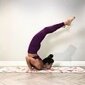 YOGGYS [BIRDS MORNING] bílá designová jógová podložka s květinovým motivem, ganda bherundasana, stoj na bradě