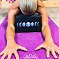 YOGGYS [MOON PHASE PURPLE] fialová designová jógová podložka, měsíční fáze 