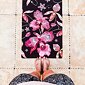 YOGGYS [WILD ORCHID] barevná designová jógová podložka s květinovým motivem 